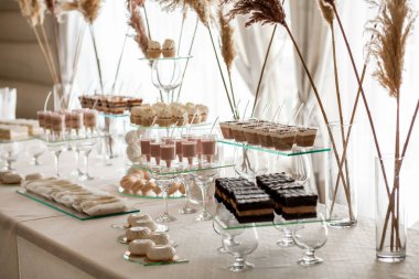 düğün dekoru, çiçekler, dekorasyon ve kemerler, festival masası, pastalar, tartlar