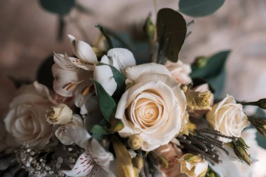 düğün dekoru, çiçekler, dekorasyon ve kemerler..