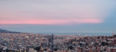 Gün batımı, şafak, güzel gökyüzü şehrin üzerinde.