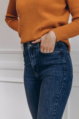 Moda trendleri, kadın aksesuarları, kıyafetler.