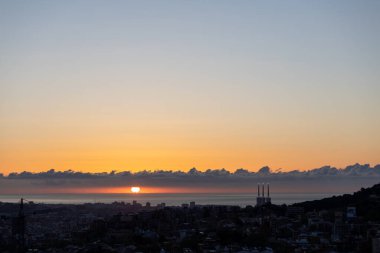 Şafak, renkli gökyüzü, sabah şehri, dağlar, evler. 