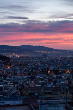 Şafak, renkli gökyüzü, sabah şehri, dağlar, evler. 