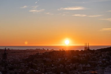 Şafak, renkli gökyüzü, sabah şehri, dağlar, evler. 
