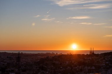 Şafak, renkli gökyüzü, sabah şehri, dağlar, evler. 