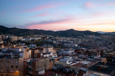 Şafak, renkli gökyüzü, sabah şehri, dağlar, evler. 