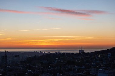 Şafak, renkli gökyüzü, sabah şehri, dağlar, evler. 