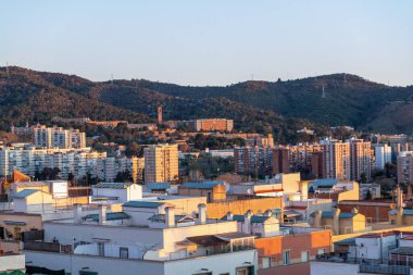 Şafak, renkli gökyüzü, sabah şehri, dağlar, evler. 