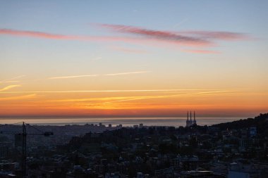 Şafak, renkli gökyüzü, sabah şehri, dağlar, evler. 