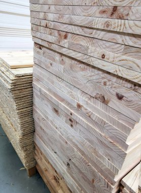 Satılık bir mağazadaki yığında kesilmiş tahta.