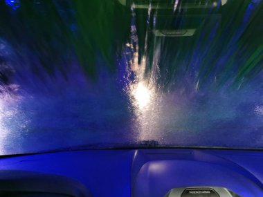 Otomatik Oto Yıkama İşlemi. Arabanın yüzeyine köpüklü şampuan püskürt. Kuaförden araba yıkama manzarası