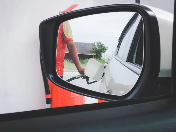 Reflexión Desde Espejo Lateral Coche Mientras Repostaba Una Gasolinera Concepto —  Fotos de Stock