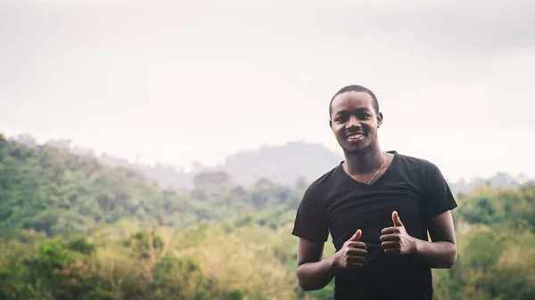 Afrikaanse Man Staat Natuur Bos Meer Met Glimlach Gelukkigheid Concept — Stockfoto