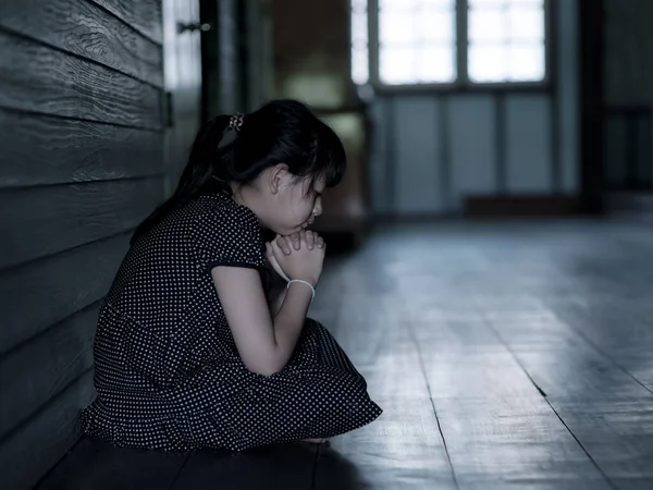 悲しみの態度で暗い部屋の床に座っている間 悲しい孤独な少女は考えて泣きます うつ病や家庭内暴力の子の概念 — ストック写真
