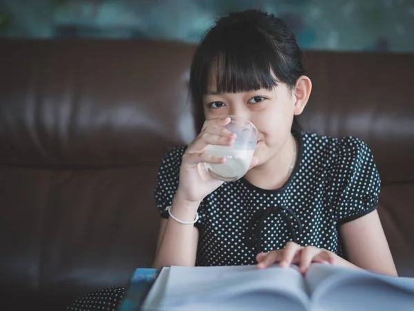 Kleines Mädchen Trinkt Milch Nach Dem Lesen Und Hausaufgaben Machen — Stockfoto