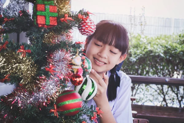 Asyalı Genç Kız Noel Arifesi Yeni Yıl Kutlamaları Boyunca Evde — Stok fotoğraf