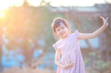 Asyalı küçük kız Tayland dansı yapıyor.
