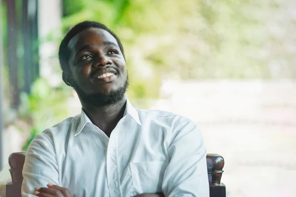Hombre Negocios Africano Camisa Blanca Mirando Por Ventana Con Sonrisa —  Fotos de Stock