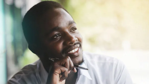 Hombre Negocios Africano Camisa Blanca Mirando Por Ventana Con Sonrisa —  Fotos de Stock