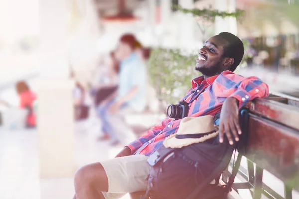 Африканський Турист Чекає Поїзд Станції Щоб Подорожувати Капелюхом Рюкзаків Концепцією Стокове Зображення