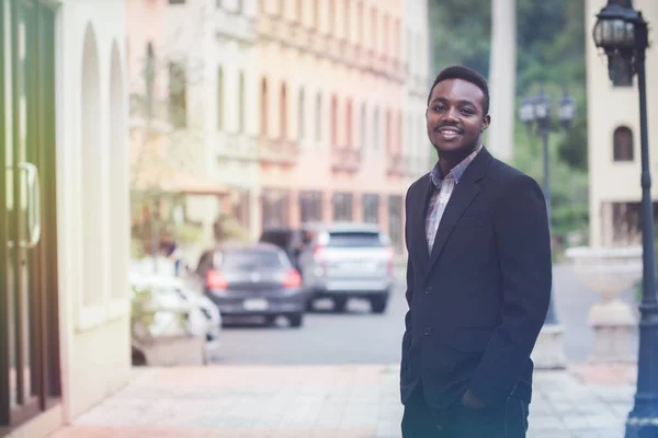 Joven Empresario Africano Con Traje Sonriendo Felizmente Pie Ciudad —  Fotos de Stock