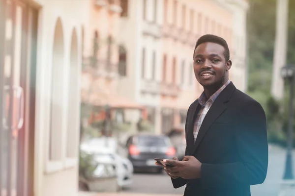 Jonge Afrikaanse Zakenman Pak Glimlacht Gelukkig Met Het Gebruik Van — Stockfoto