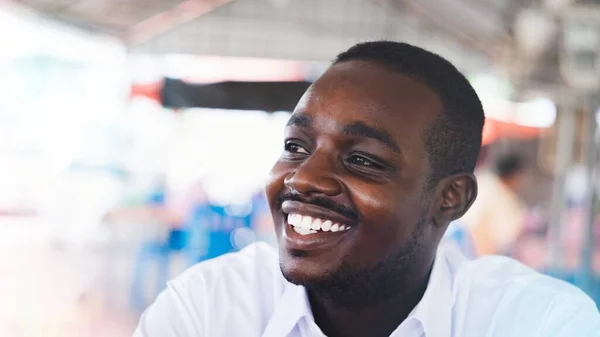 Een Gelukkige Afrikaan Die Een Wit Shirt Draagt Openlijk Glimlacht — Stockfoto