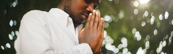 Homem Africano Pacífica Orando Camisa Branca Segurando Mãos Apertadas Oração — Fotografia de Stock