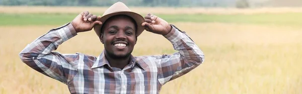 Africký Farmář Klobouku Stojí Svém Pěstitelském Pšeničném Poli — Stock fotografie