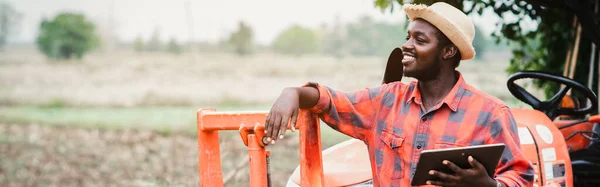 Африканський Фермер Використовує Таблетки Пошуку Інформації Розвитку Сільського Господарства Допомогою — стокове фото