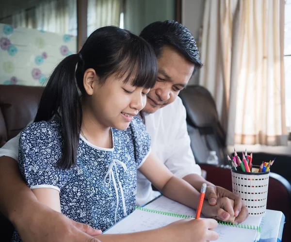 Babası Küçük Kızına Ödevlerinde Yardım Ediyor Babalar Günü Kavramı Stok Fotoğraf