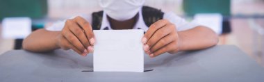 Öğrenciler oy pusulasını kullanarak okul içinde oy veriyorlar. Okul içinde temel demokrasi kavramı.