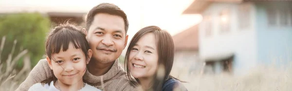 Een Mooie Aziatische Familie Bestaande Uit Ouders Kinderen Zitten Ontspannen — Stockfoto
