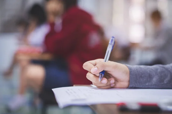 Öğrenciler sınavları sınıfta stresli bir şekilde yapıyorlardı. Lise öğrencilerinin değerlendirme sınavı.