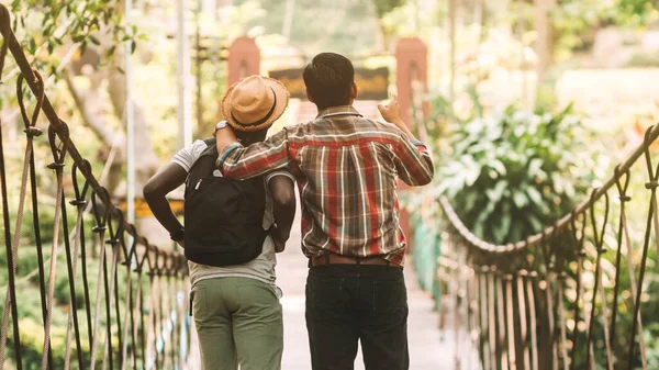 Hombres Amigos Africanos Abrazándose Vacaciones Concepto Mejores Amigos Diversidad Étnica — Foto de Stock