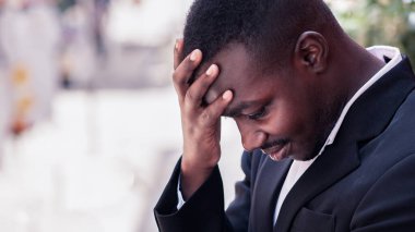 Afrika 'lı iş adamının portresi. İş başarısızlığı yüzünden üzgün bir ifade. İş sorunu kavramı.