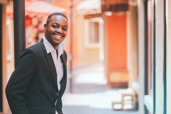 Afrikaanse Zakenman Glimlacht Gelukkig Zwarte Zakenman Lacht Wederzijds Ontspannen Buiten — Stockfoto