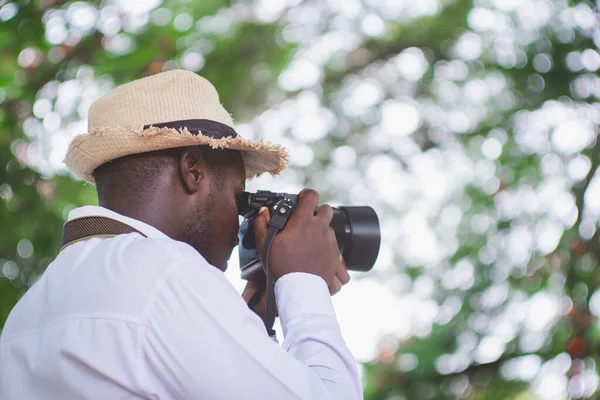 Afrikaanse Man Met Hoed Wit Shirt Reizen Wilde Reis Wandelen — Stockfoto