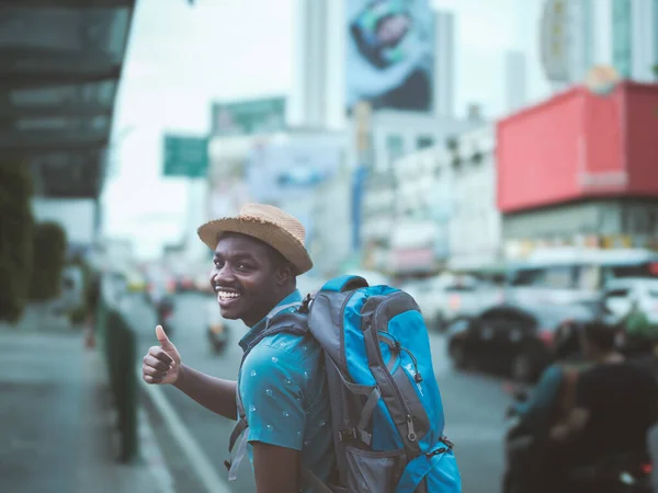 Африканські Туристи Рюкзаками Ходять Центрі Бангкока Таїланд Стокова Картинка