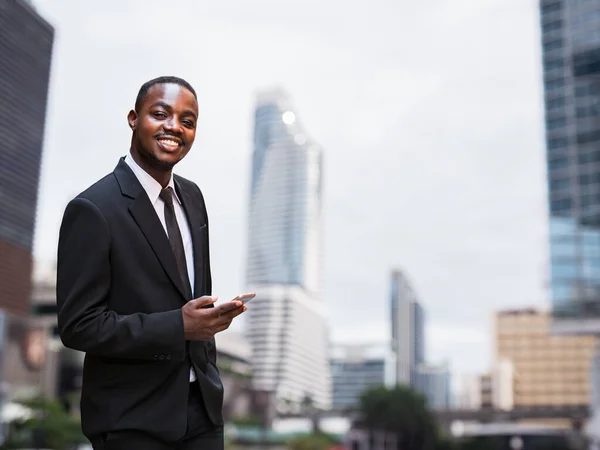 Успішний Африканський Бізнесмен Використовуючи Телефон Межами Сучасної Офісної Будівлі Розумний Стокове Зображення