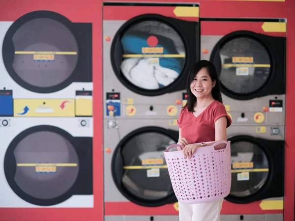 Gülümse Asyalı Kadın Elinde Bir Sepet Kıyafetle Otomatik Bir Çamaşırhanede Telifsiz Stok Imajlar