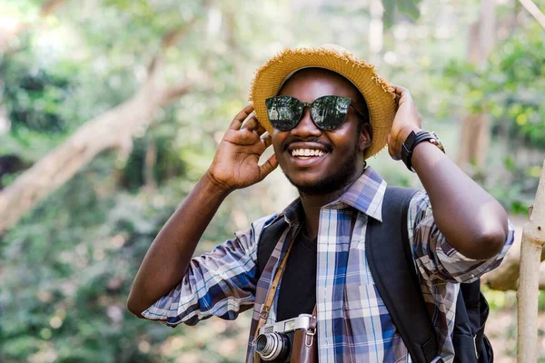 Encantador Excursionista Africano Está Felizmente Descansando Parque Nacional Con Mochila — Foto de Stock