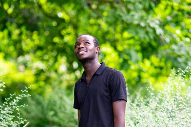 Düşünceli Afrikalı adam portresi Tanrı 'ya dua etmek ve düşünmek için yukarı bakıyor.