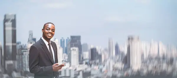 Αφρικανός Επιχειρηματίας Κρατώντας Smartphone Και Χαμογελώντας Ελπιδοφόρα Επιχειρηματική Έννοια Royalty Free Εικόνες Αρχείου