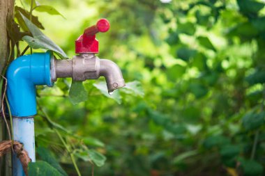 Düzgün kapanmayan musluk suyun damlamasına neden olur. Su israfı kavramı.