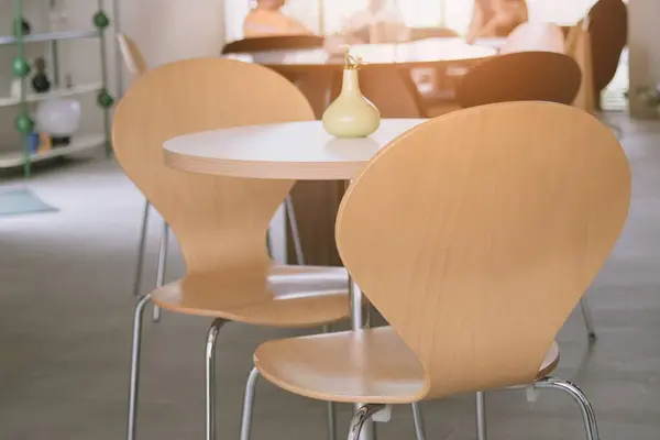 Μοντέρνα Και Απλά Ξύλινα Τραπέζια Και Καρέκλες Σχεδιασμένα Εσωτερικό Καφετέριας — Φωτογραφία Αρχείου