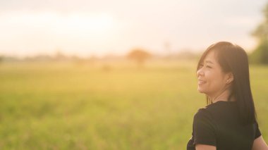 Güzel bir Asyalı kadın. Sağlıklı, gülümseyen 40 'lı yaşların kızı. Keyfini çıkar ve mutlu doğanın tadını çıkar.