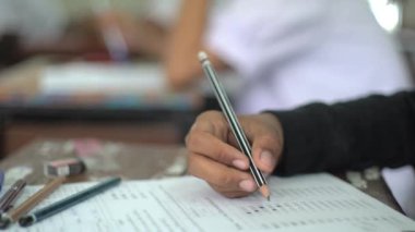 Okuma ve yazma öğrencilerinin el kapama sınavlarını sınıfta stresle cevaplama alıştırmaları