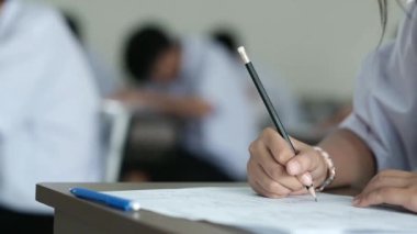 Okuma ve yazma öğrencilerinin el kapama sınavlarını sınıfta stresle cevaplama alıştırmaları