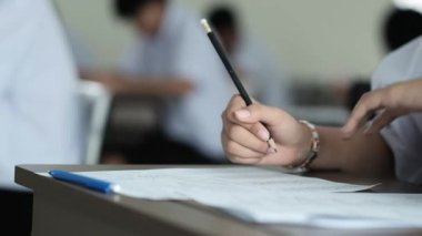 Okuma ve yazma öğrencilerinin el kapama sınavlarını sınıfta stresle cevaplama alıştırmaları