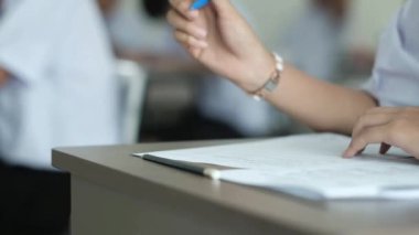 Okuma ve yazma öğrencilerinin el kapama sınavlarını sınıfta stresle cevaplama alıştırmaları